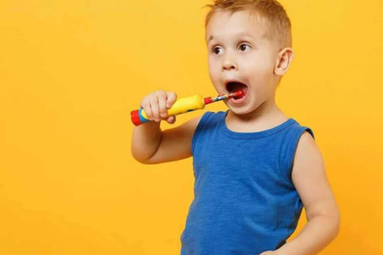 یکی دیگر از راههای علاقهمند کردن کودکان به مسواک زدن، استفاده از مسواک برقی است.